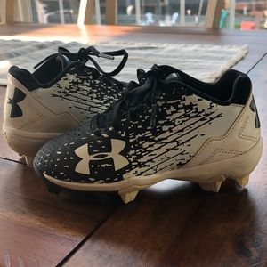 Under Armour boys baseball cleats